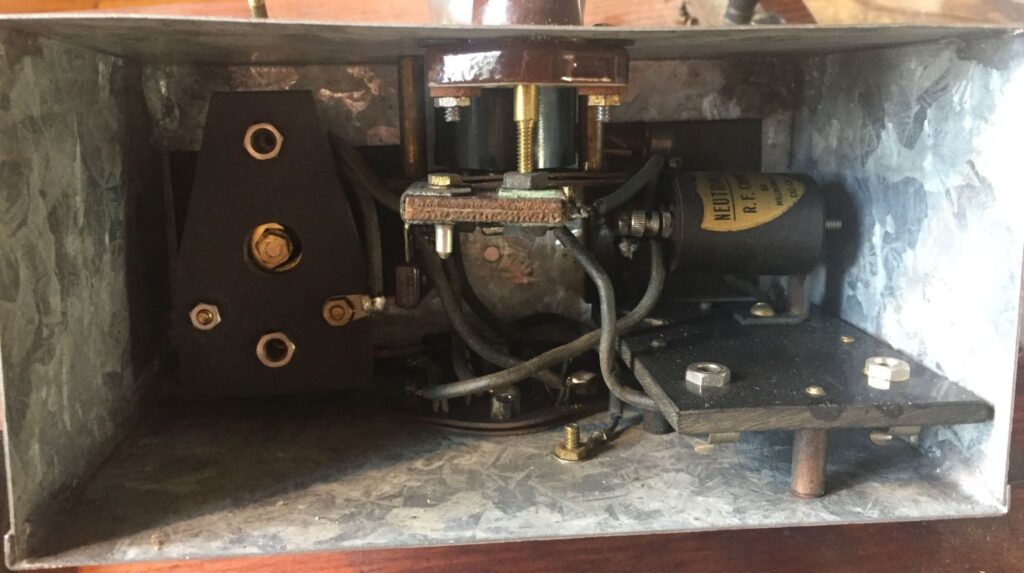 Crystal-Controlled Transmitter Inside Oscillator Without Coil and Crystal