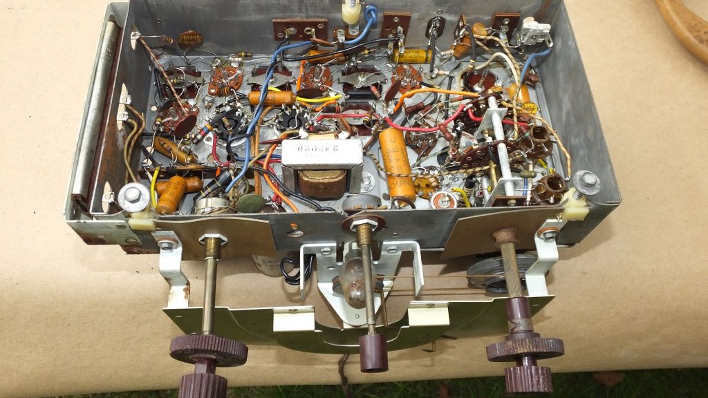 Zenith H3267R underside radio