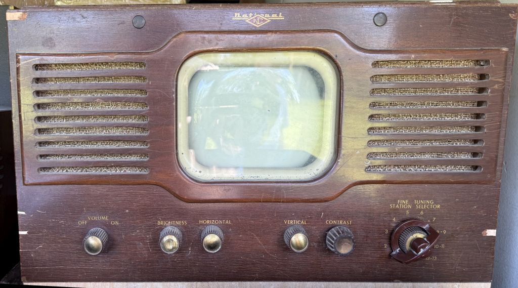 National Model TV_LR Television